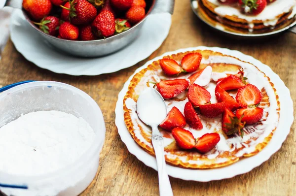 Erdbeeren und Schlagsahne zum Dessert. Pfannkuchen mit Kartoffeln — Stockfoto