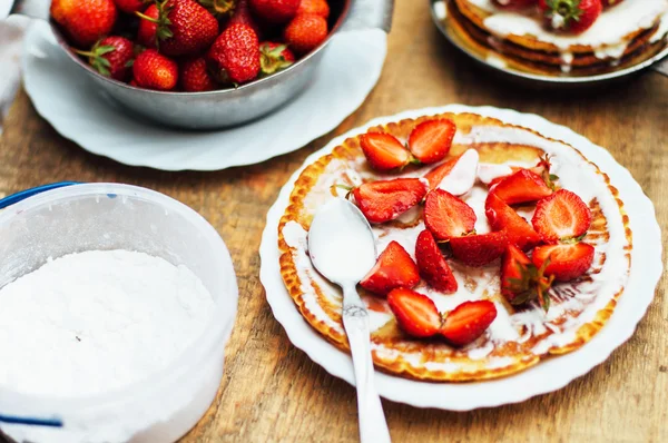 Fresas y crema batida de postre. Panqueques con stra — Foto de Stock