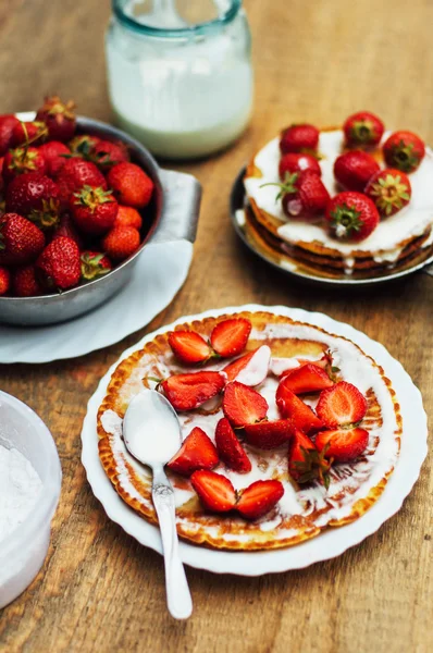 Fraises et crème fouettée pour le dessert. Crêpes au stra — Photo