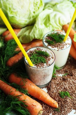 Bardak yoğurt ile beyaz bir arka plan üzerinde ezilmiş keten tohumu. 
