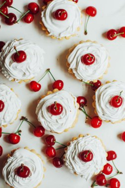 Beyaz protein kreması ve vişne ile güzel çikolata cupcakes