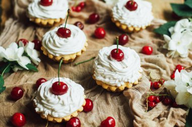 Beyaz protein kreması ve vişne ile güzel çikolata cupcakes