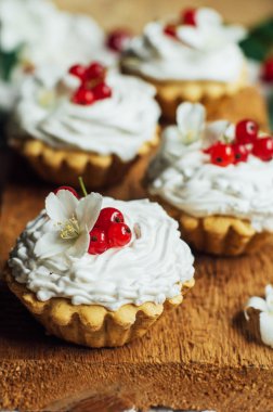 Beyaz protein kreması ve vişne ile güzel çikolata cupcakes