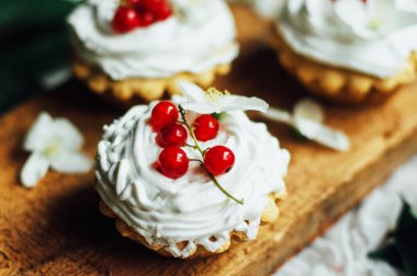 Beyaz protein kreması ve vişne ile güzel çikolata cupcakes