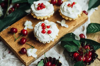 Beyaz protein kreması ve vişne ile güzel çikolata cupcakes