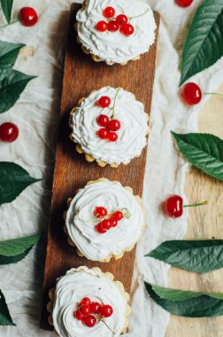 Beyaz protein kreması ve vişne ile güzel çikolata cupcakes