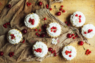 Beyaz protein kreması ve vişne ile güzel çikolata cupcakes