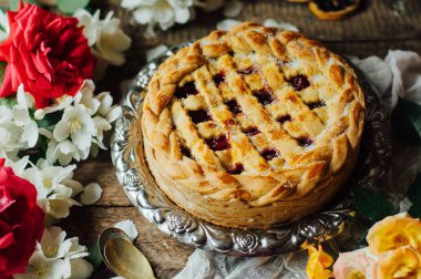 Ev yapımı kiraz ve çilek pasta rustik arka plan üzerinde. Delici