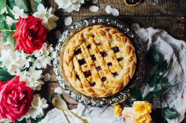 Ev yapımı kiraz ve çilek pasta rustik arka plan üzerinde. Delici