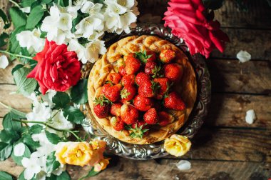 Ev yapımı kiraz ve çilek pasta rustik arka plan üzerinde. Delici