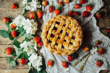 Ev yapımı kiraz ve çilek pasta rustik arka plan üzerinde. Delici