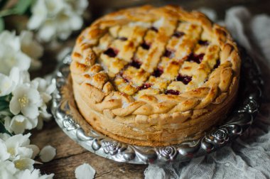 Ev yapımı kiraz ve çilek pasta rustik arka plan üzerinde. Delici