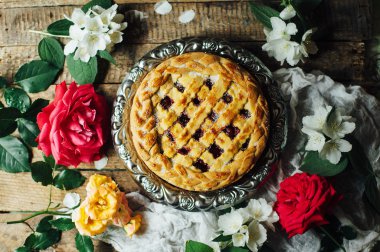 Ev yapımı kiraz ve çilek pasta rustik arka plan üzerinde. Delici