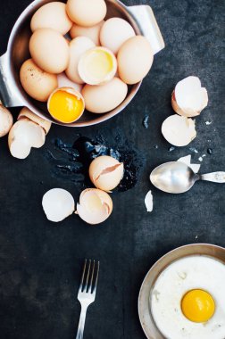 arka plan ile çiğ yumurta pişirme, çiftlik taze tavuk yumurta bir ba