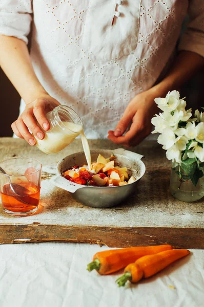 Le mani fanno frullati di fragole in tavolo di legno. Fragole fresche — Foto Stock