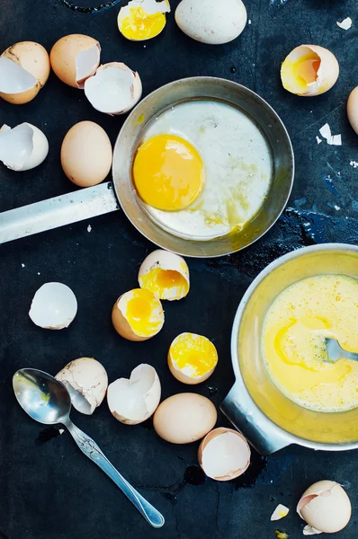 Baking background with raw eggs, Farm fresh chicken eggs in a ba — Stock Photo, Image