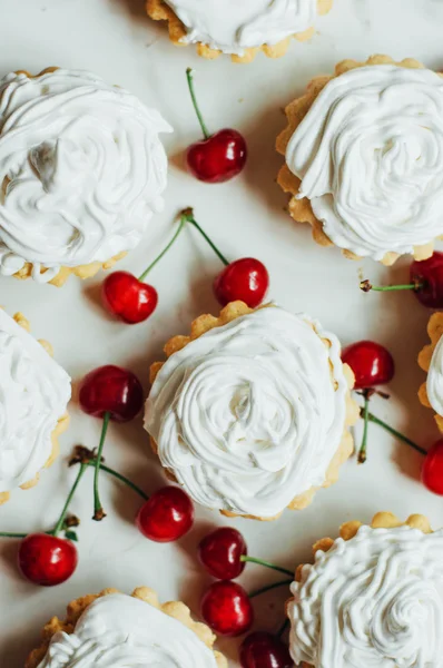 Belos cupcakes de chocolate com creme de proteína branca e cereja — Fotografia de Stock