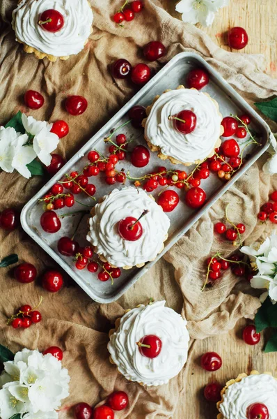 Prachtige chocolade cupcakes met witte eiwit room en kersen — Stockfoto