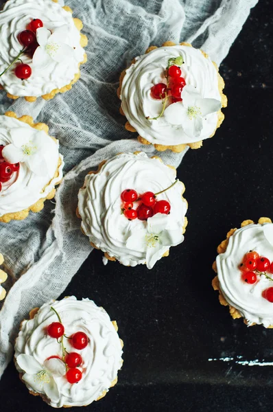 Schöne Schokoladen-Cupcakes mit weißer Eiweißcreme und Kirsche — Stockfoto