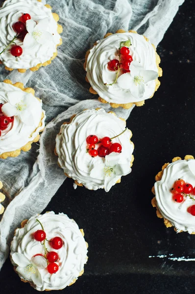 Beautiful chocolate cupcakes with white protein cream and cherry — Stock Photo, Image