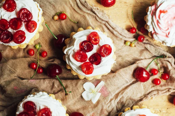 Vackra choklad cupcakes med vit protein grädde och körsbär — Stockfoto