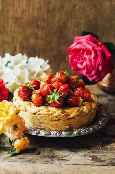 Hausgemachte Kirsch- und Erdbeerkuchen auf rustikalem Hintergrund. Delikatessen — Stockfoto