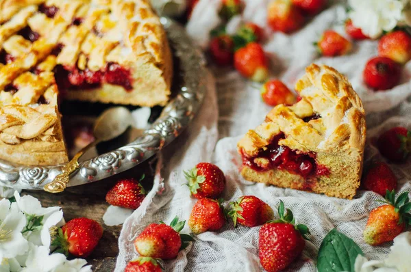 Hausgemachte Kirsch- und Erdbeerkuchen auf rustikalem Hintergrund. Delikatessen — Stockfoto