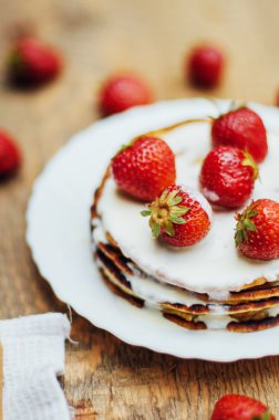 Çilek ve krema tatlı için. Stra ile Pancakes