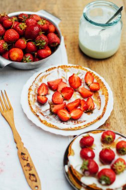 Çilek ve krema tatlı için. Stra ile Pancakes