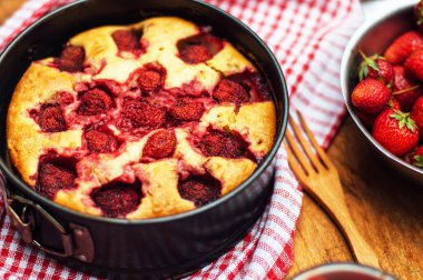 Ev yapımı çilekli kek ya da pasta ahşap rustik masa üzerinde hizmet veren. 