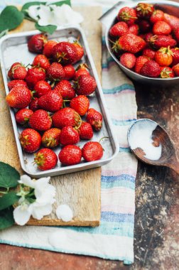 Ortaya konulan dis üzerinde taze olgun çilek ve sarı kiraz