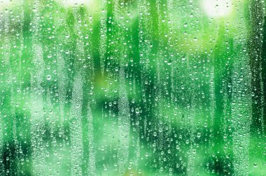 Pencere camına yağmur damlaları. G pencere görünümü ile