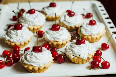 Beyaz protein kreması ve vişne ile güzel çikolata cupcakes