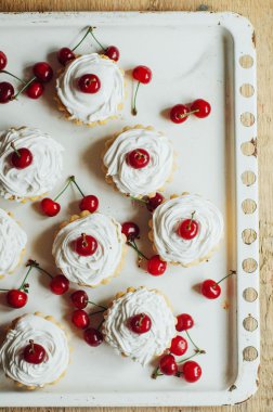 Beyaz protein kreması ve vişne ile güzel çikolata cupcakes