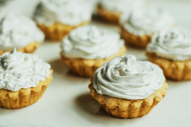 Beyaz protein kreması ve vişne ile güzel çikolata cupcakes