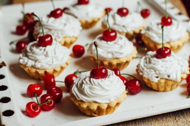 Beyaz protein kreması ve vişne ile güzel çikolata cupcakes