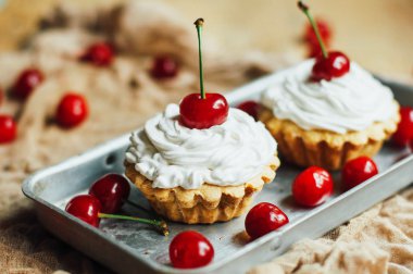 Beyaz protein kreması ve vişne ile güzel çikolata cupcakes