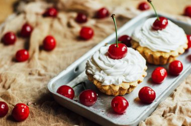 Beyaz protein kreması ve vişne ile güzel çikolata cupcakes