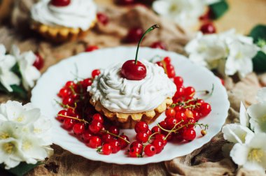 Beyaz protein kreması ve vişne ile güzel çikolata cupcakes