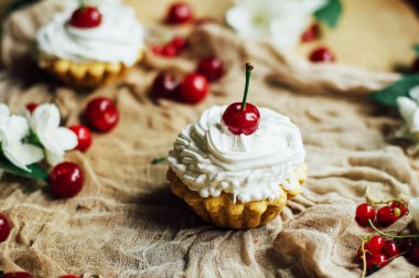 Beyaz protein kreması ve vişne ile güzel çikolata cupcakes
