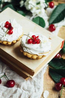 Beyaz protein kreması ve vişne ile güzel çikolata cupcakes