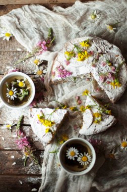 Portakal çeşnisi, süt, tereyağı, yumurta ile lezzetli taze ev yapımı pasta