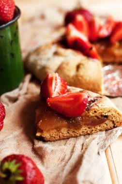 Çilekli tart, çilekli kek, çilek reçeli. h hizmet