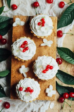 Beyaz protein kreması ve vişne ile güzel çikolata cupcakes