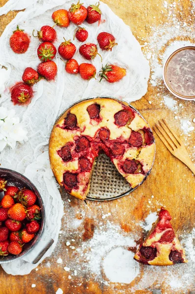 Servindo bolo de morango caseiro ou torta em mesa rústica de madeira . — Fotografia de Stock