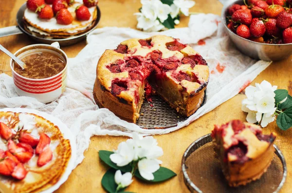 Som serverar hemlagad jordgubbstårta eller cirkel på rustika träbord. — Stockfoto