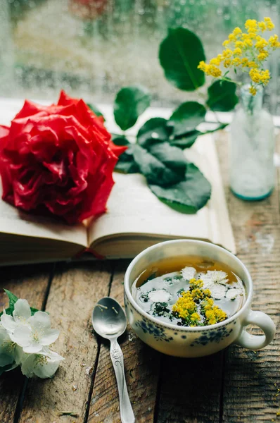 Fundo romântico com xícara de chá, flores e livro aberto sobre — Fotografia de Stock