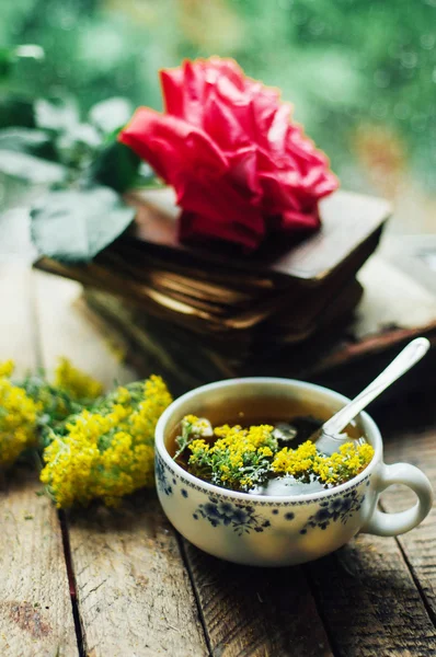 Fundo romântico com xícara de chá, flores e livro aberto sobre — Fotografia de Stock