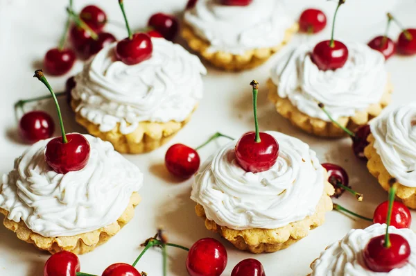 Vackra choklad cupcakes med vit protein grädde och körsbär — Stockfoto