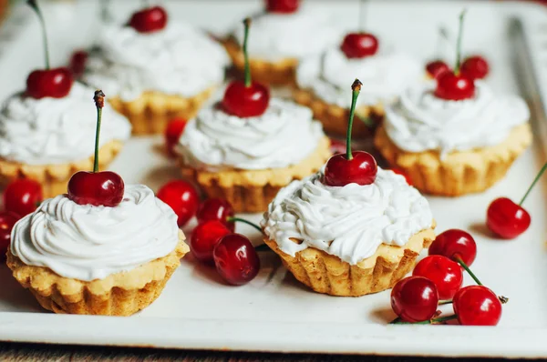 Krásné čokoládové košíčky s bílým bílkovin a cherry — Stock fotografie